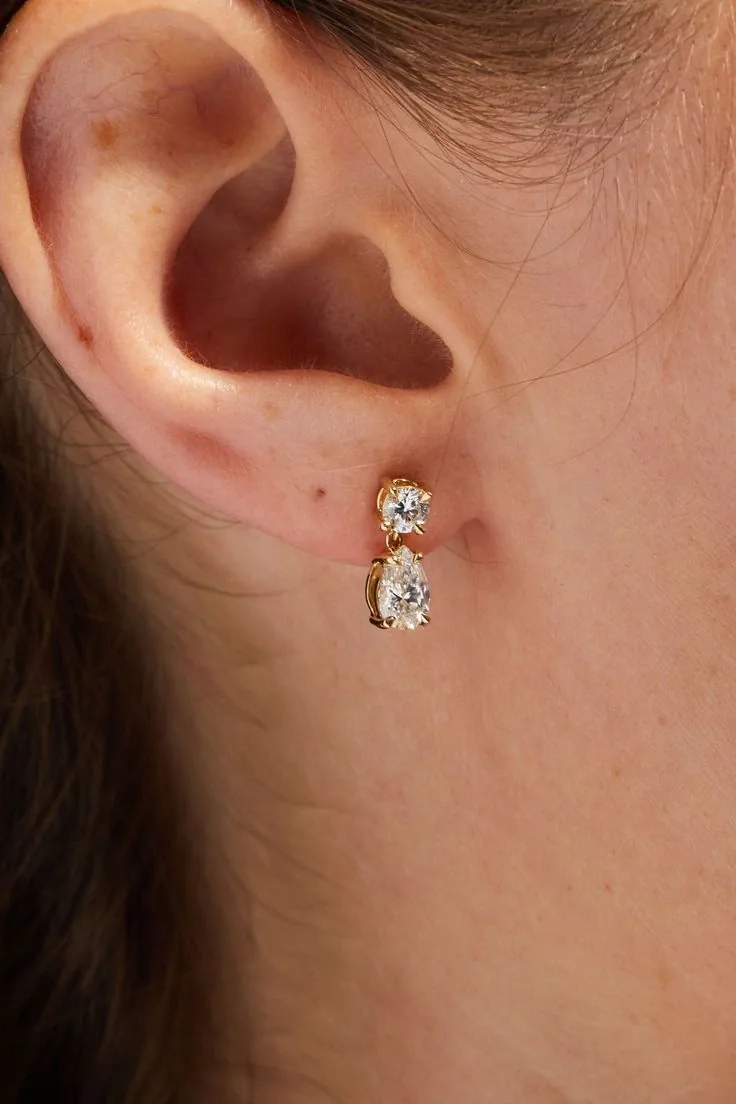 Round and pear diamond drop earring in yellow gold